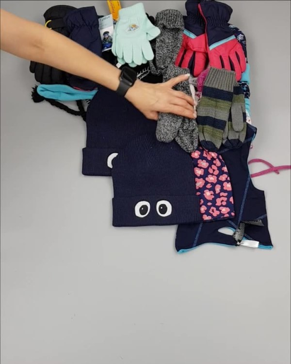 Фотография  343 - Шапки, шарфы, перчатки детские СТОК#3 кг, ЛОТ №2452 оптом в Пскове и Псковской области