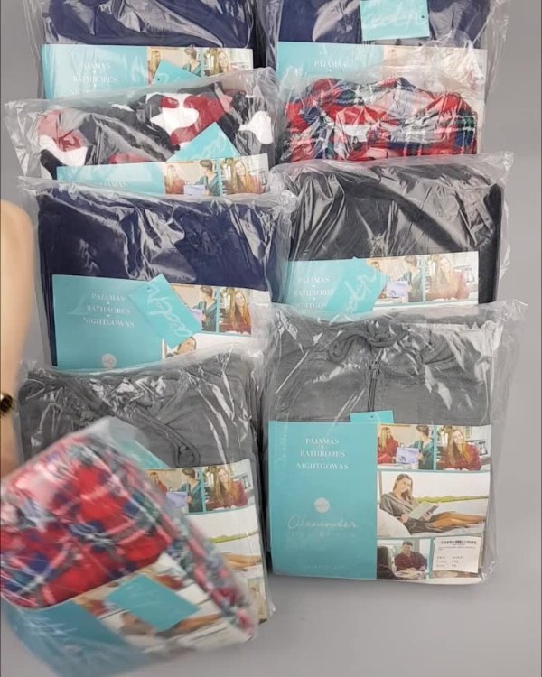 Фотография  811 - Халаты, комбинезоны (семейный) СТОК CAN#10 кг, ЛОТ №4448 оптом в Пскове и Псковской области