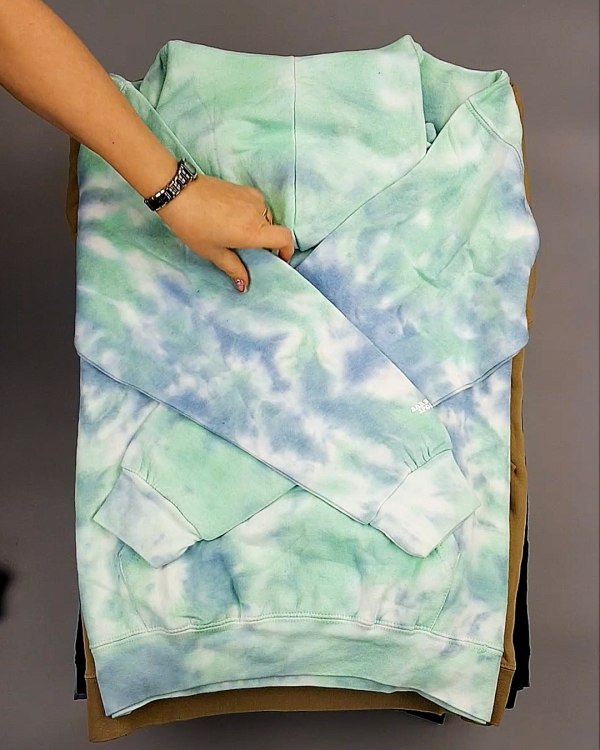 Фотография  813 - Толстовки СТОК CAN 0424#10 кг, ЛОТ №7447 оптом в Пскове и Псковской области