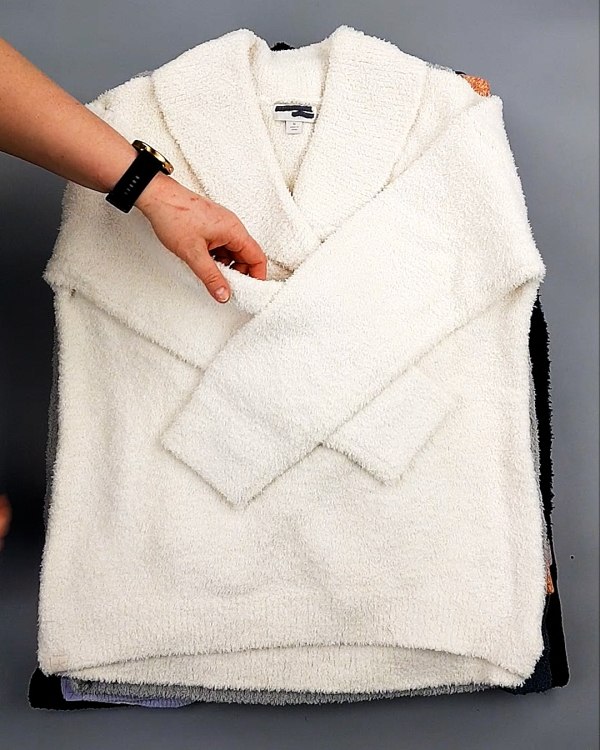 Фотография  256 - Джемпера СТОК CAN 084#7 кг, ЛОТ №7648 оптом в Пскове и Псковской области