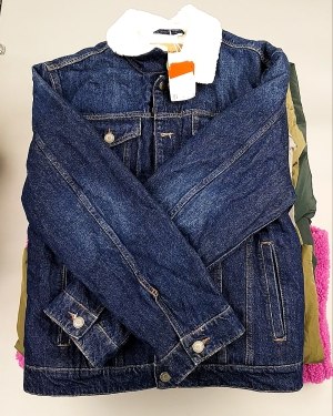 Купить Верхняя одежда м/ж C&A 025#10 кг оптом в Пскове и Псковской области