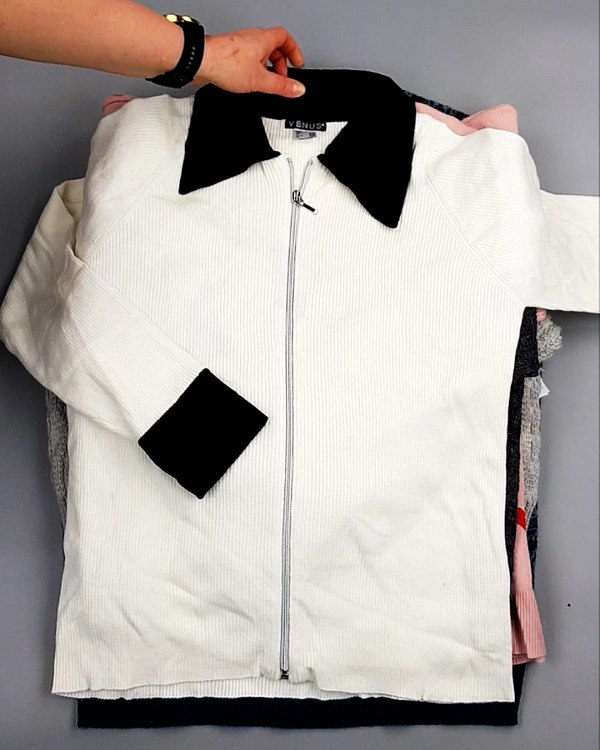 Фотография  598 - Джемпера СТОК CAN 084#7 кг, ЛОТ №7650 оптом в Пскове и Псковской области