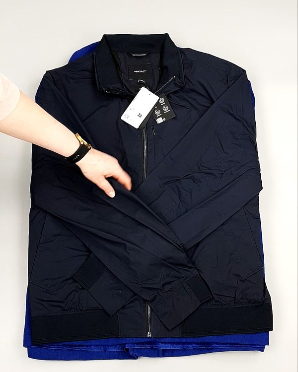 Фотография  620 - Ветровки м/ж C&A 025#10 кг, ЛОТ №7865 оптом в Пскове и Псковской области