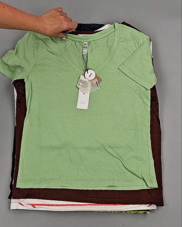 Фотография  790 - Футболки DK COMPANY 045 B#5,5 кг, ЛОТ №9087 оптом в Пскове и Псковской области