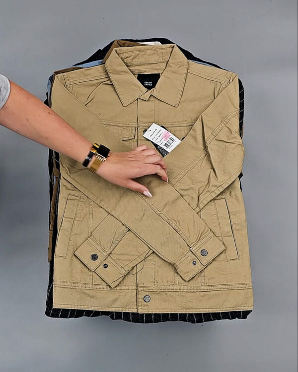 Фотография  387 - Верхняя одежда Корея 085#15 кг, ЛОТ № СТ-9247 оптом в Пскове и Псковской области