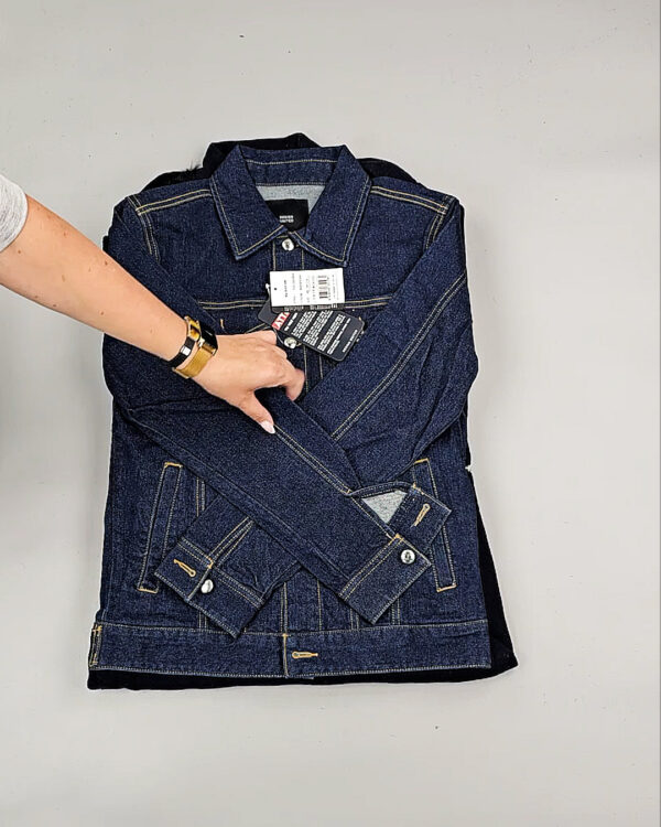 Фотография  693 - Верхняя одежда Корея 085#15 кг, ЛОТ № СТ-9247 оптом в Пскове и Псковской области